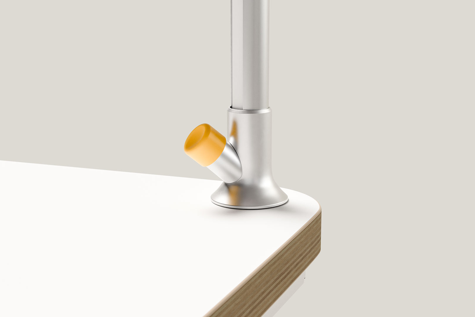 Detailansicht der Basis der popsnap Schreibtischlampe auf einem weißen Tisch.
