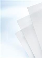 Transparente Einbanddeckel A3 aus haltbarem PVC, angeordnet in leicht überlappenden Schichten.
